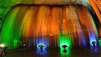颜将军洞位于湖北省松滋市洈水风景区国家森林公园中部,由地下湖水洞