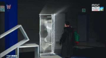 《w两个世界》秒变惊悚片,黑衣人竟然偷走了女主她爸的脸!