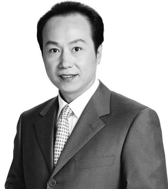 早在2006年,罗京就曾在央视《欢乐中国行》暑期特别节目里演唱过一曲
