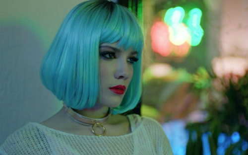 双性恋、风格另类、十八线的美国90后女歌手,分分钟掰弯你