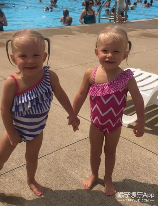 这对双胞胎姐妹花从出生就拉着手不分开,实力