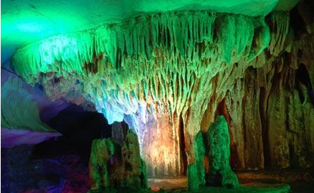 龙泉洞位于广西壮族自治区玉林市兴业县城隍镇,在众多的旅游岩洞中独