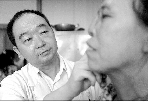 新人工鼻可同时检测出多种分子 美国斯坦福大学化学家表示,他们开发的利用荧光化合物和DNA(脱氧核糖核酸)制作人工鼻的新途径,有望加速嗅觉传感器进入大规模生产和大范围应用的时代。他们相信,如果新的方法能够达到所预期的效果,那么新的人工鼻有朝一日可以用来探测从早期变质牛奶到高爆炸药等各种物质。 通过将荧光化合物附着到DNA分子的短链上,研究人员成功地研发出微小的传感器分子。这些分子在检测到某些物质时,其颜色会发生变化,人们利用荧光显微镜可以观察到分子颜色的改变。斯坦福大学化学教授埃里克库尔表示,颜色