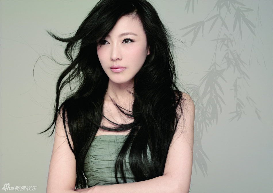 2010年,徐千雅为微电影《母亲的春运》献唱主题曲《下一站是幸福》,成为各大车站必播单曲。 2010年4月,徐千雅推出了献给玉树地震灾区的个人单曲《有难同当》,并邀请韩国红星安七炫合作,共同演绎这首心怀大爱的歌曲。 2010年6月,徐千雅推出为世界杯喝彩的新单曲《我是我的英雄》,同时也是湖南卫视《智勇大冲关》的主题曲,南非世界杯中国区重点新歌。 2011年9月底,徐千雅推出新专辑《中秋的月亮》。其中一首《来了就是深圳人》是大运会开幕之前深圳微笑行动活动的主题曲,而这首歌也成为大运会期间传播最广的大运会歌