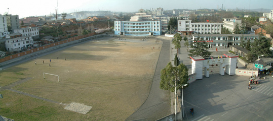 汉江中学因依汉水而得名,始建于1958年,是一所市直重点高中.