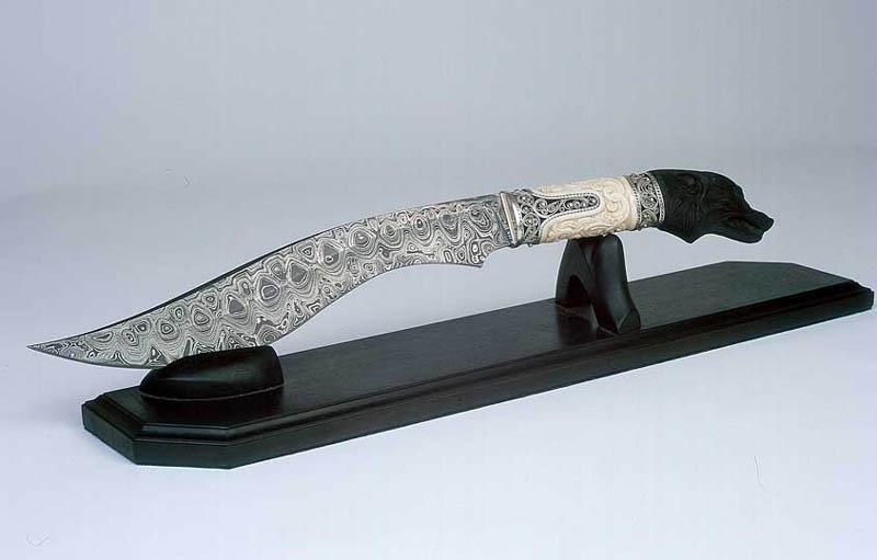 大马士革刀(scimitar)用乌兹钢锭制造,拥有铸造型花纹,通常为弯刀,其