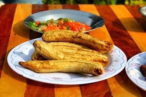 正餐吃一种叫做"马托基"的香蕉饭.